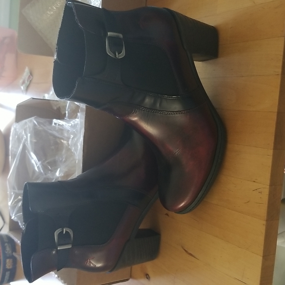 Maroon and black boots Dromedaris